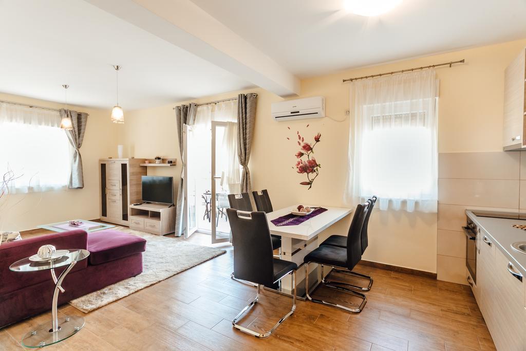 Apartments Rivijera แฮร์เซ็ก-โนวี ภายนอก รูปภาพ